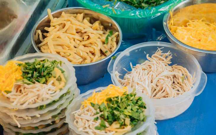 Hanoi's chicken noodle soup shop sells 500 bowls daily