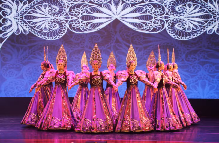 Russian artists performed 15 repertoires featuring the majestic, sacred and colorful places and nice people in Russia.