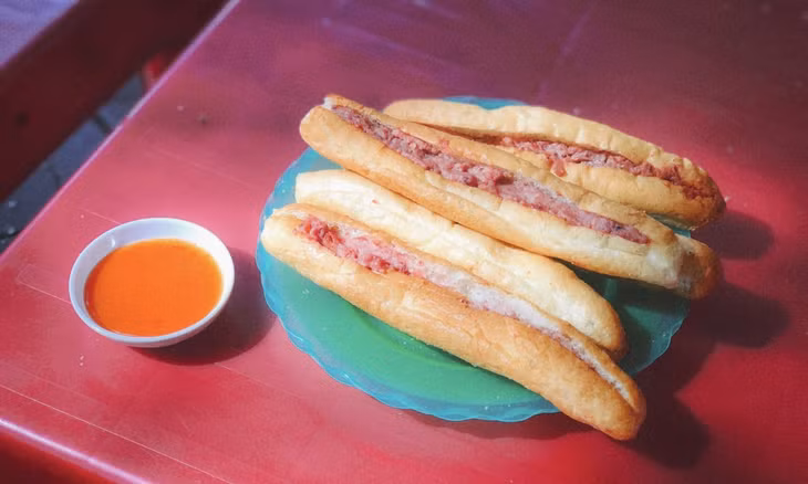 Hai Phong's spicy secret: a three-generation legacy of breadsticks