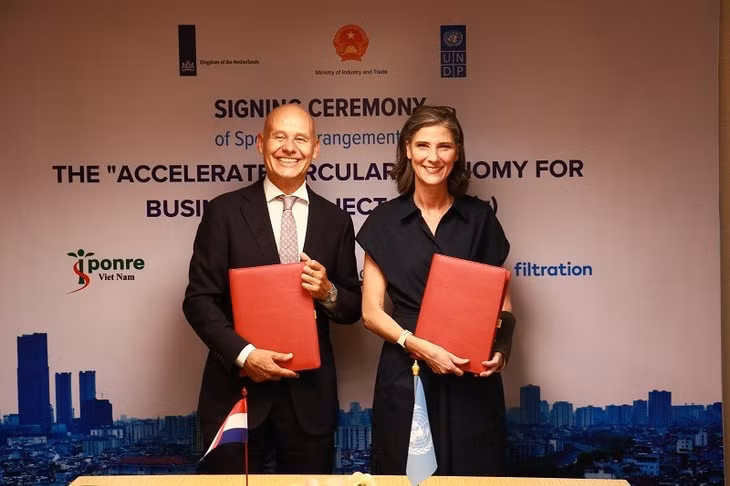 Kees van Baar (L), the Netherlands Ambassador to Vietnam, and Ramla Khalidi, UNDP Resident Representative in Vietnam, at the signing ceremony. (Photo: UNDP)