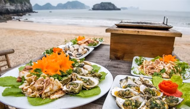 Organising a BBQ on Cái Chiên Island. — Photo luhanhvietnam.com.vn