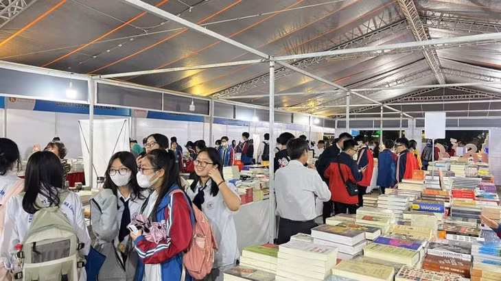 Quang Ninh Book Fair aims to promote the habit of reading among people.