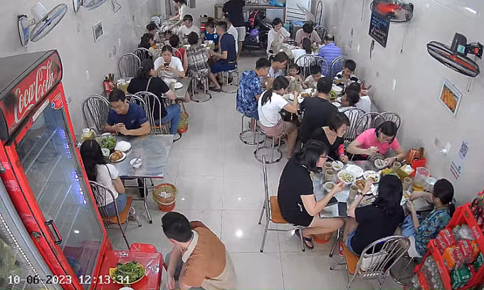 The shop is packed with customers during peak hours. Photo courtesy of the shop.