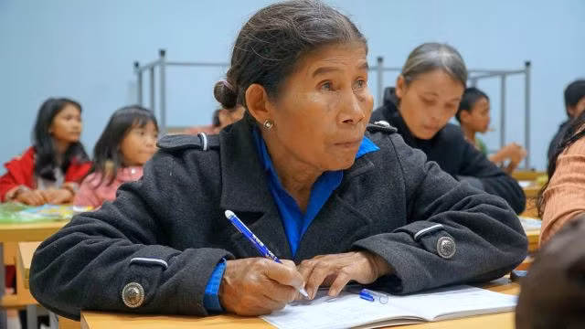 An elderly woman studying in a literacy class in Ngô Quyền, Gia Lai. The UNDP MPI report stated that deprivation of educational access is the number one contributing factor to multidimensional poverty in Việt Nam. — VNA/VNS Photo Hoài Nam