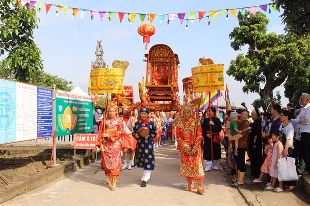 A procession in a traditional temple festival in Bắc Từ Liêm District, Hà Nội. The festival has many rituals that represent the culture of the people in the agricultural community of the Red River Delta, where rice paddies are prevalent. — VNA/VNS Photo Nguyễn Thắng