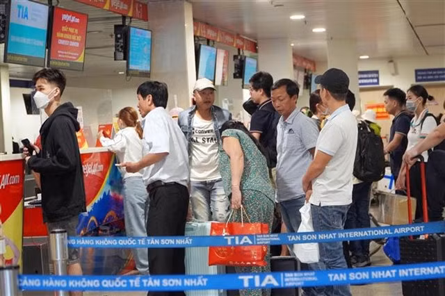 Passengers check in at Tân Sơn Nhất International Airport. VNA/VNS Photo