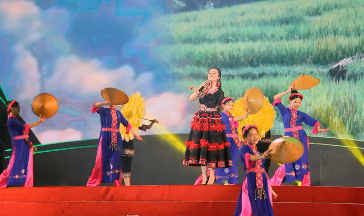 Singer Pham Thuy Dung described the natural beauty of Binh Lieu mountains and forests.