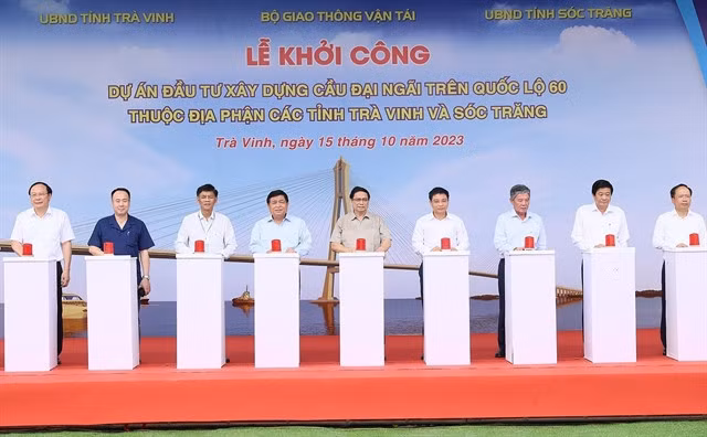 Prime Minister Phạm Minh Chính attends a groundbreaking ceremony for the construction of the Đại Ngãi Bridge in Trà Vinh Province on Sunday. VNA/VNS Photo Dương Giang