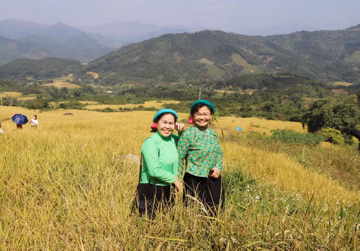 Tourists find it exciting to wear San Chi women's traditional costumes.