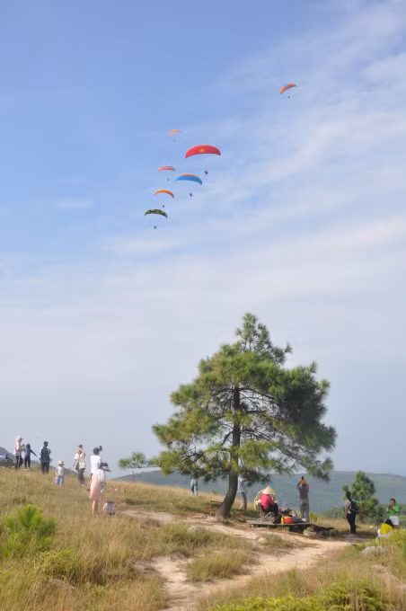 The hill is considered a nice place for playing paragliding.