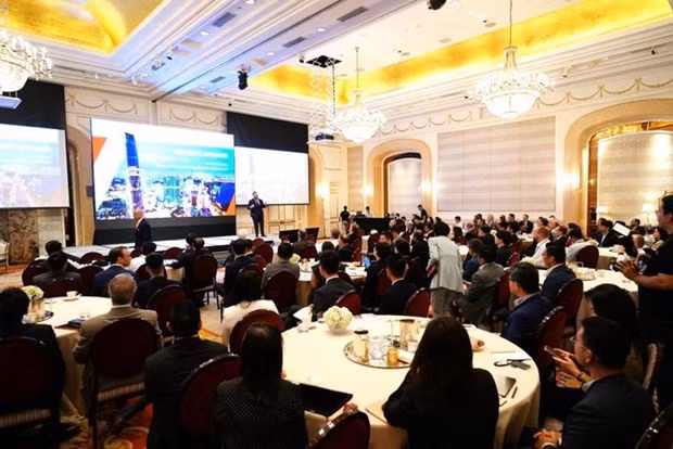 Hundreds of foreign investors arrive to explore Vietnam's investment opportunities hinh anh 2