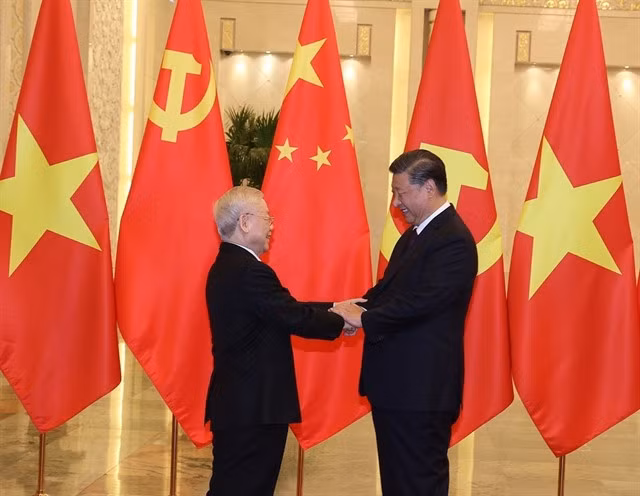 General Secretary of the Communist Party of China (CPC)'s Central Committee and Chinese President Xi Jinping (right) greets General Secretary of the Communist Party of Việt Nam (CPV)'s Central Committee Nguyễn Phú Trọng during the latter's visit to China in October 2022. — VNA/VNS Photo