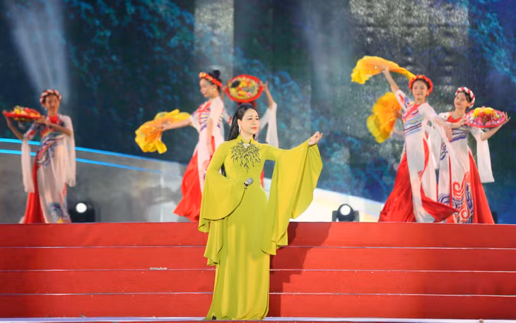 Singer Phuong Anh looked proud during her performance of the song about Ngoa Van mountain.