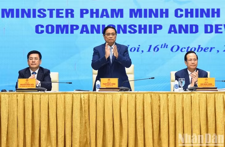 PM Pham Minh Chinh speaks at the conference.
