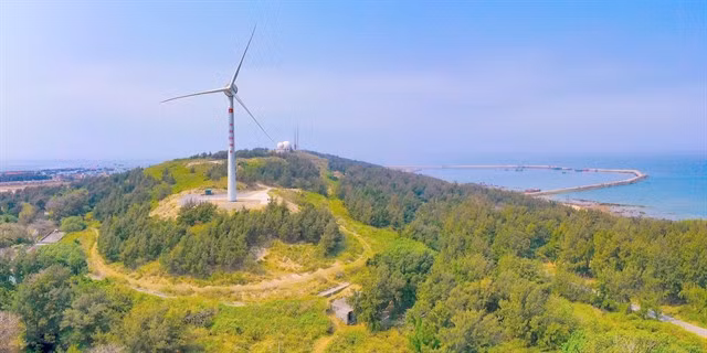 A wind tower in Bạch Long Vỹ Island. Energy has become a focus in recent years after Việt Nam made a strong commitment of achieving net-zero emissions by 2050 at COP26. — VNA/VNS Photo