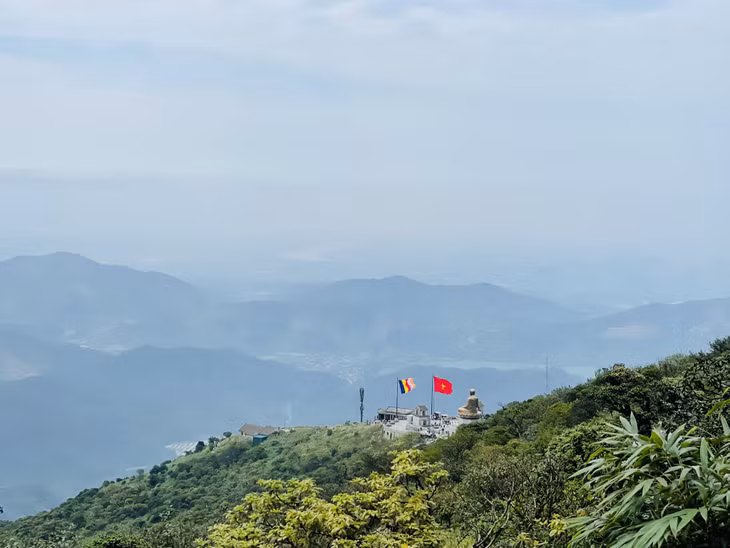 Standing on the top of Yen Tu holy mountain, after having burned joss-sticks, you seem to be lost in nature somewhere between the sky and the earth.