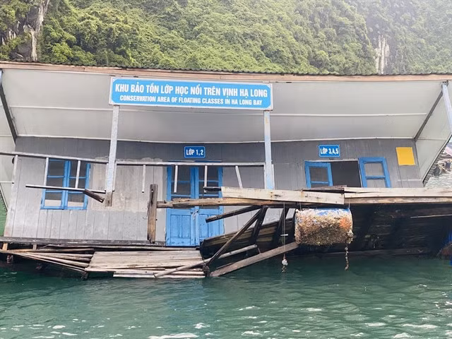 Floating classrooms in Cửa Vạn fishing village, Hạ Long Bay is partly sunk after a long time deteriorating. VNA/VNS Photo