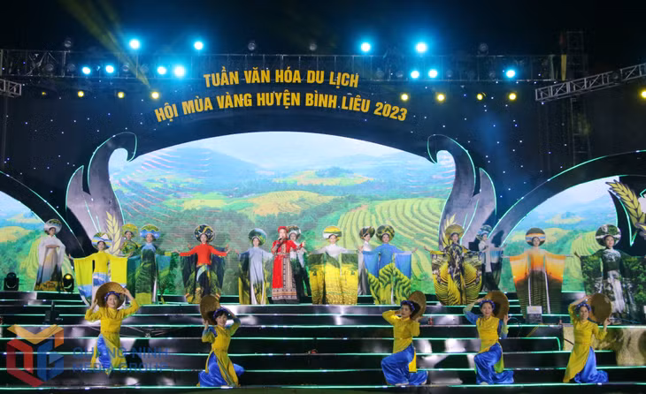 An excellent aodai show