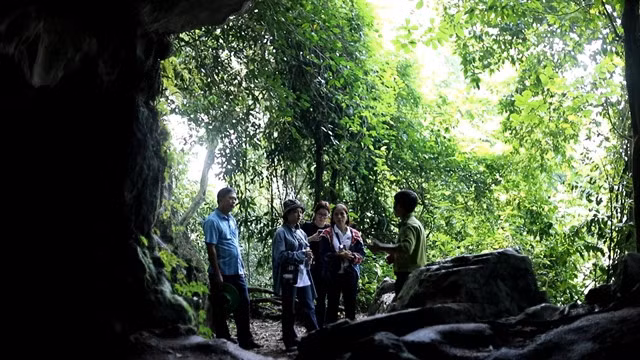 A Cúc Phương National Park ranger introduces to visitors about Ancient Cave - a residence and burial place of prehistoric people 7,500 years ago. VNS Photo Đoàn Tùng.