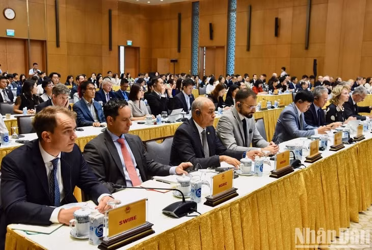 Representatives from associations and FDI firms at the conference.