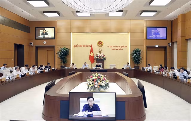 The National Assembly Standing Committee discusses socio-economic development in its 27th session on Monday. — VNA/VNS Photo Doãn Tấn
