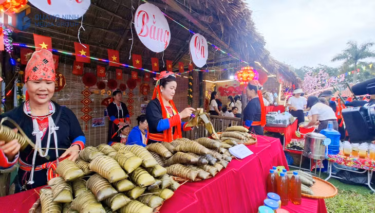 The unique cuisine of ethnic communities not only reflects cultural identity but also attracts large numbers of visitors at festivals.