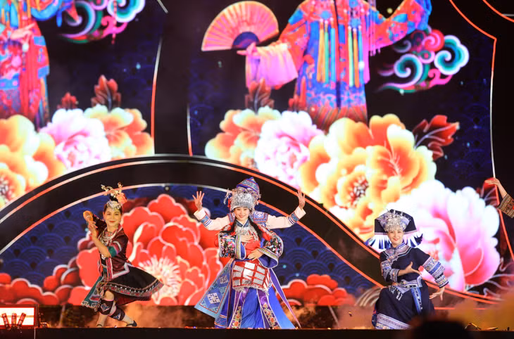 Performances by artists from China…