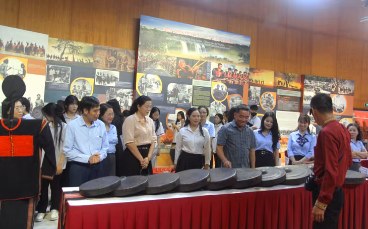 Delegates and pupils in Ha Long Ward explore the cultural space of the Central Highlands gong tradition.