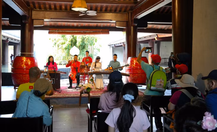 Visitors enjoy artistic performances at Nuong Village.