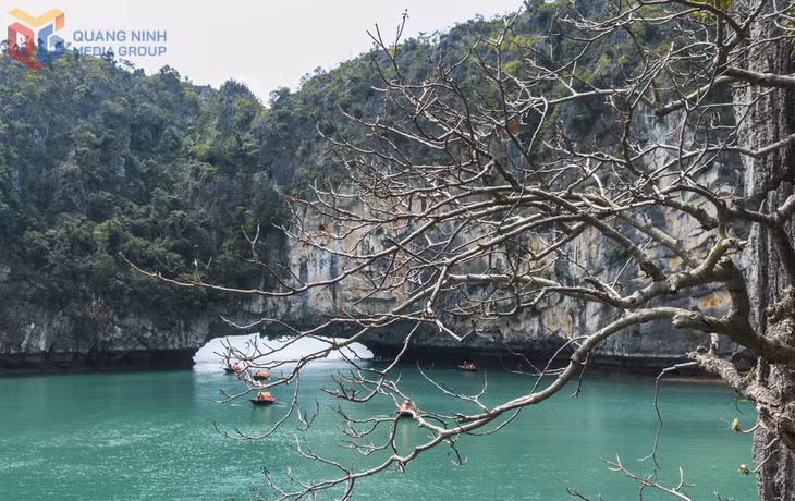 A giant natural stone gate leads into Vung Vieng fishing village, recognized by international media as one of the world’s 16 most beautiful fishing villages.