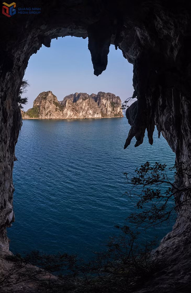 The cave opening in the Thien Canh Son area offers a more peaceful and tranquil view overlooking an untouched stretch of water in the northeastern part of the heritage site.