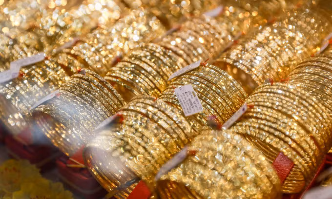 Gold prices hit 3-week low amid global selloff
