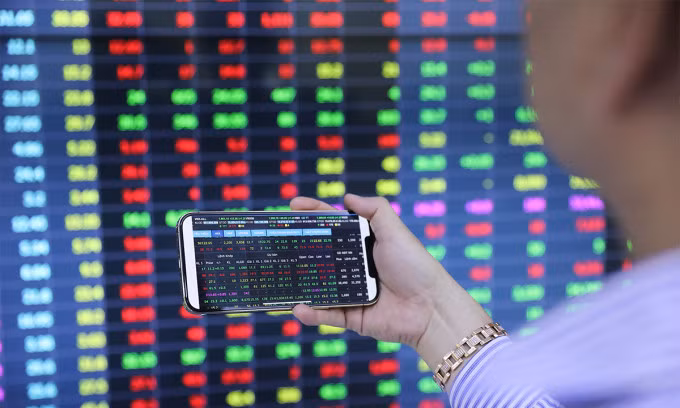 VN-Index inches up as global stocks stay close to record highs