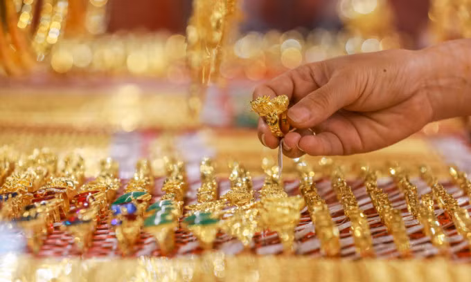 Gold prices decline