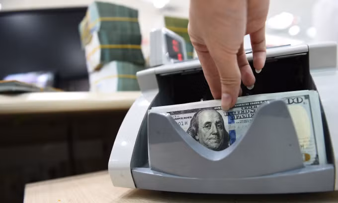 Dollar dips against dong