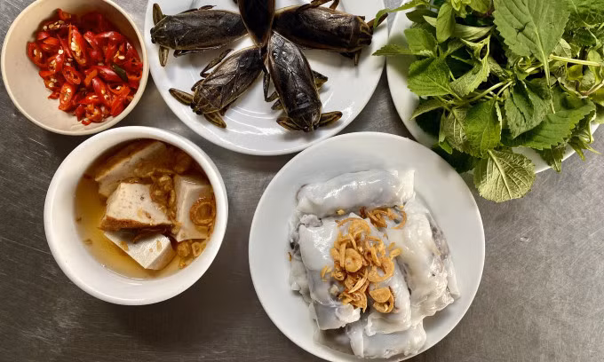 Thanh Tri Village's rice rolls are accompanied by a bowl of fish sauce featuring pork rolls and the essence of 'ca cuong', enhanced with herbs. Photo by VnExpress