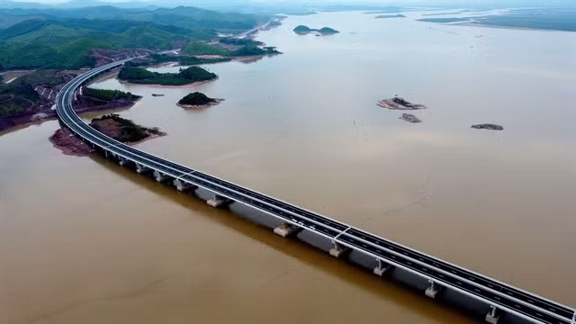 Van Tien Bridge – the longest of 32 bridges crossing rivers and seas on the route.