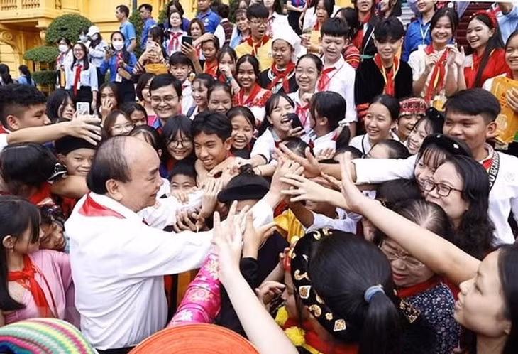 President Nguyen Xuan Phuc receives outstanding children from all ethnic groups. (Photo: VNA)