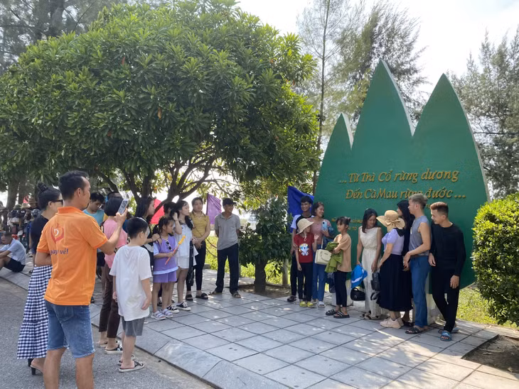 Du khách chụp hình tại điểm đầu Móng Cái.