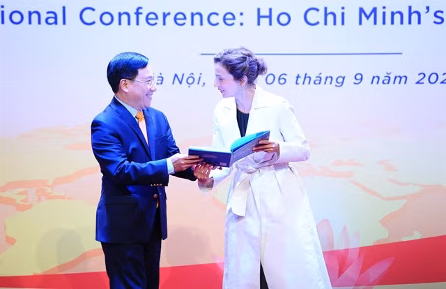 Deputy Prime Minister Phạm Bình Minh presnting the book "The affection of world people for President Hồ Chí Minh" as a gift for UNESCO Director-General Audrey Azoulay. — VNA/VNS Photo Minh Đức