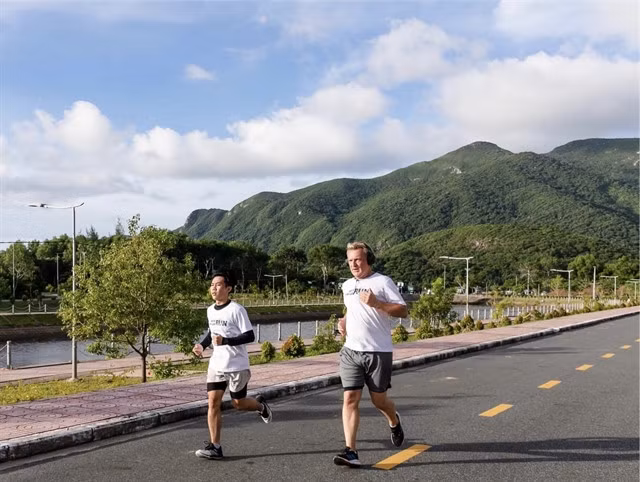 HOLIDAY RUN: Tourists jog on Côn Đảo Island. Photo tcdulichtphcm.vn