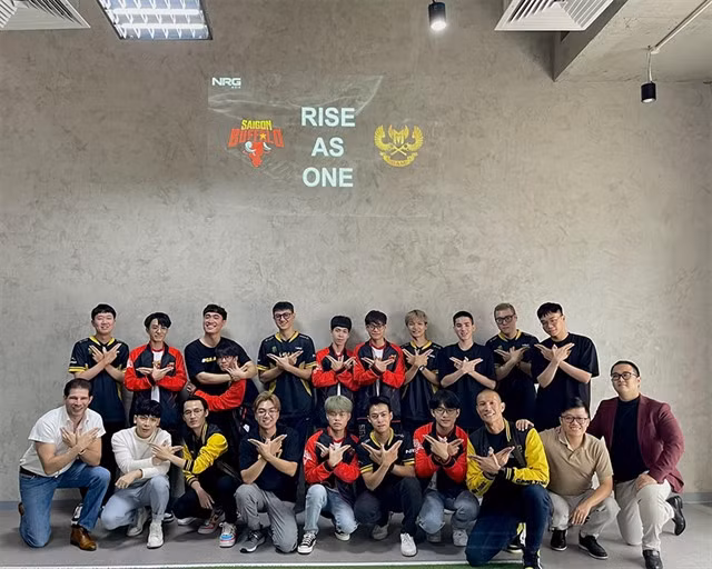 Gam Esports and Saigon Buffalo pose for photos during their press conference before their left for the world championship in Mexico and the US. Photo webthethao.vn