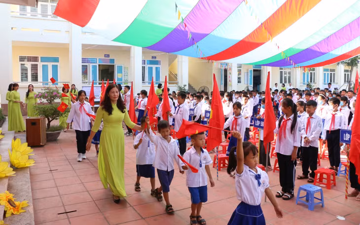 Students of grade 1 were welcomed at Van Don district's Binh Dan Primary and Secondary School.
