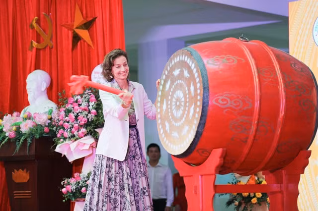 UNESCO´s Director-General Audrey Azoulay beats the drum to kick off the new school year at a ceremony held at Ngô Sĩ Liên Secondary School in Hà Nội on Monday. — VNA/VNS Photo Thanh Tung