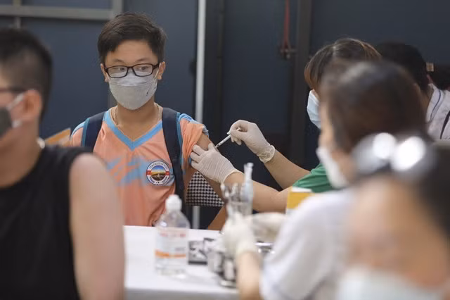 Students at Bế Văn Đàn Secondary High School in Hà Nội receive COVID-19 vaccination in mid-August, 2022. — VNA/VNS Photo Minh Quyết