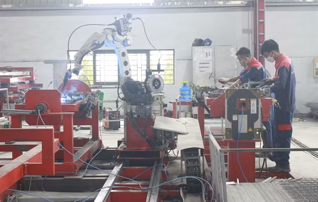 Workers at a factory producing high quality steel for export in Khánh Phú Industrial Park, Ninh Bình Province. Following the pandemic, maintaining macroeconomic stability and inflation control are seen as key to achieving economic goals. — VNA/VNS Photo Thùy Dung