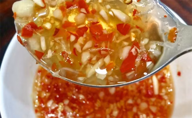 The cake is more enjoyable when being dipped in a bowl of attractive and special sauce made of vinegar or lime, Phú Quốc fish sauce, chilli and others. Photo dienmayxanh.com