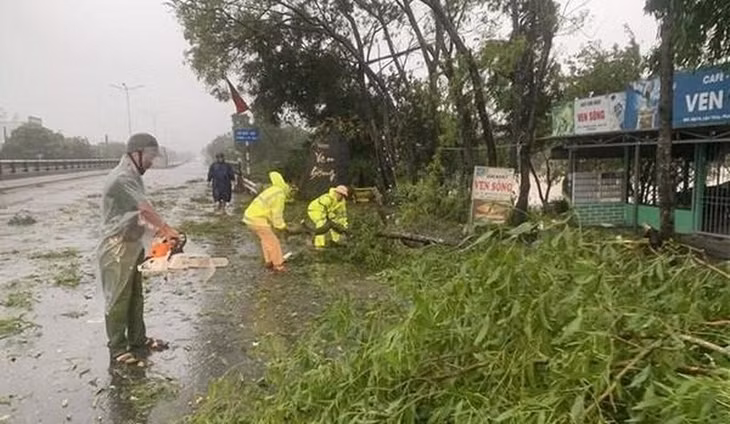 Public security and military forces engage in fixing the consequences of the storm. (Photo: VNA)