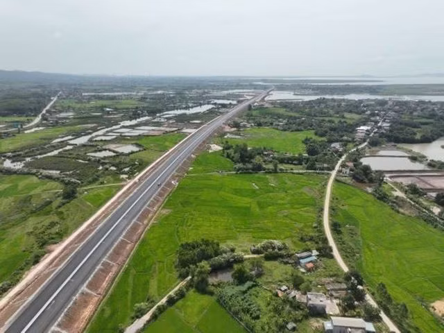 The Van Don - Mong Cai expressway, Quang Ninh province has a total length of 80.23km, was constructed quickly in just over 02 years after completing the site clearance. (Source: baochinhphu)