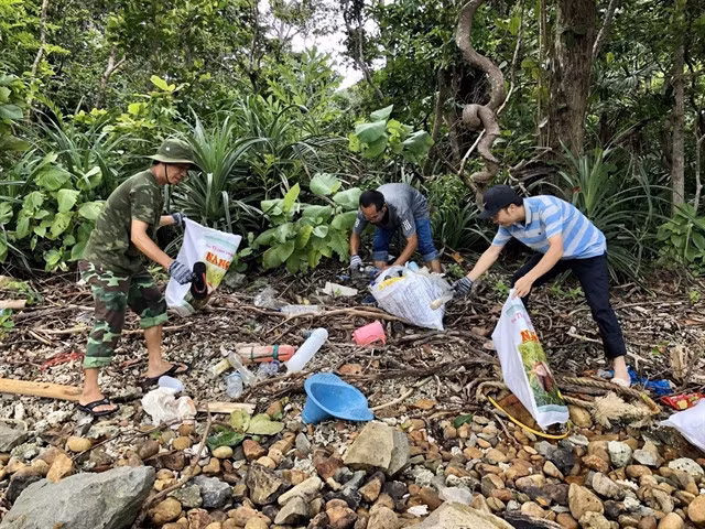 GREEN ISLE: Rubbish is collected and classified on Ông Câu Beach in Côn Đảo National Park. The local authorities have launched a Zero Plastic Waste programme, aiming to eliminate single-use plastic products. VNA/VNS Photo